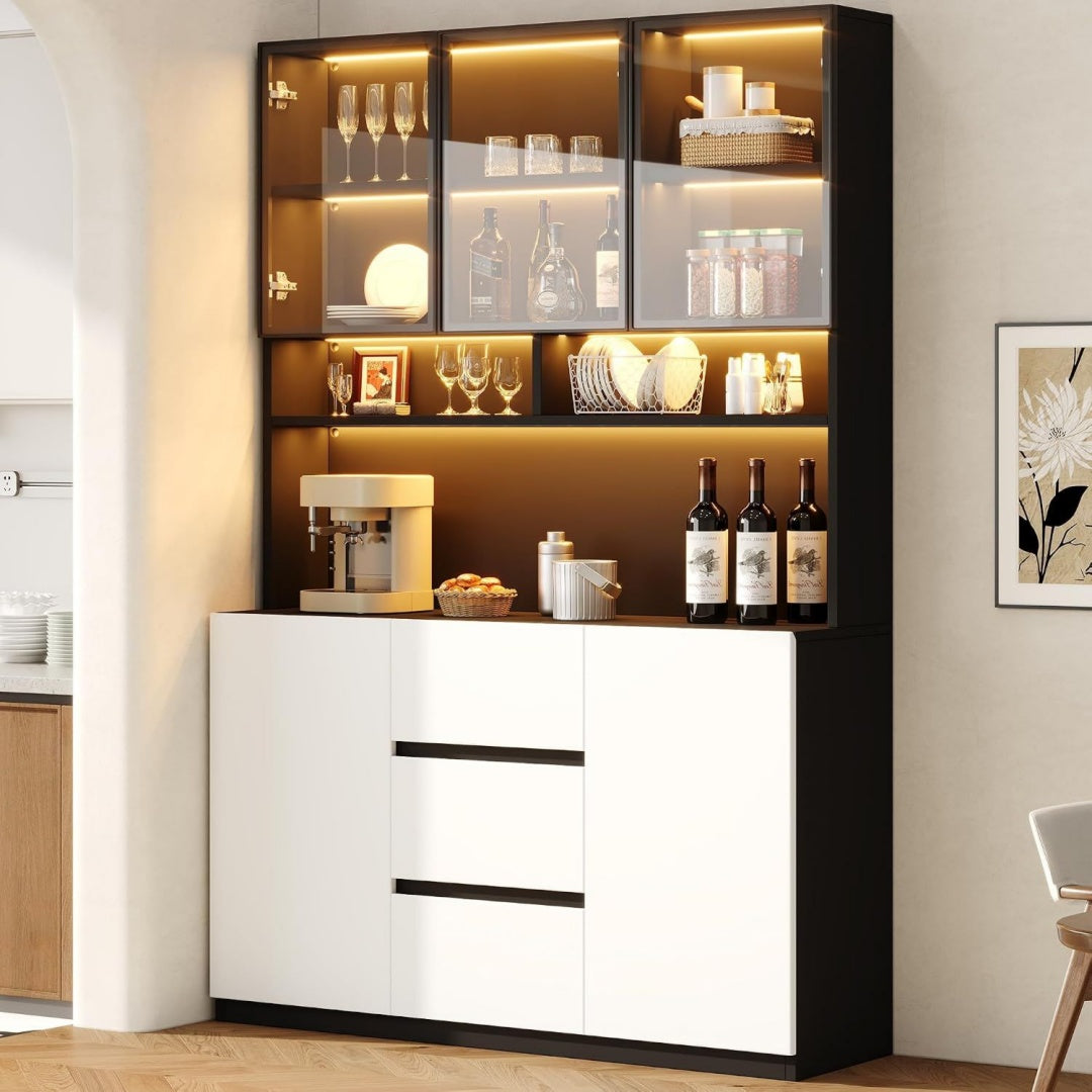 Vitrine verbindet Glastueren und LED Beleuchtung