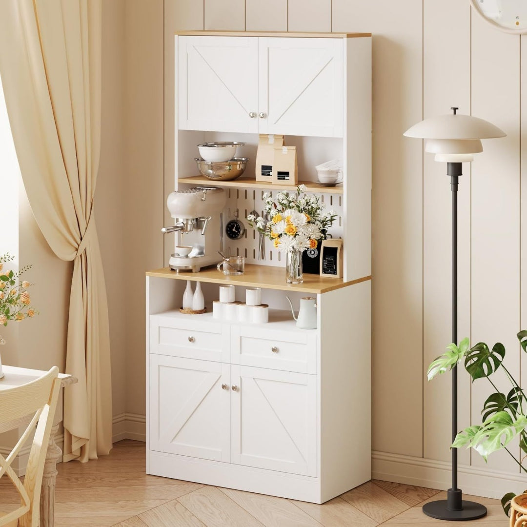 2 Schubladen und 4 Tueren an dem Sideboard