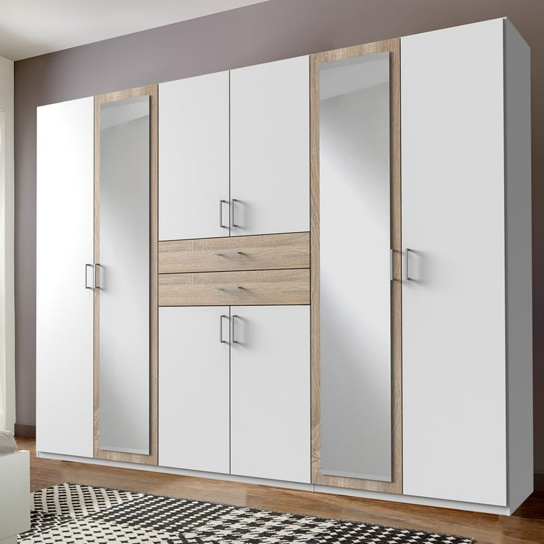 Der Kleiderschrank vereint 8 Tueren mit geschlossenem Stauraum