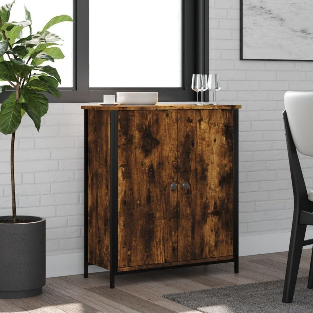 Naturbraun und Schwarz gibt dem Sideboard einen farblichen Akzent