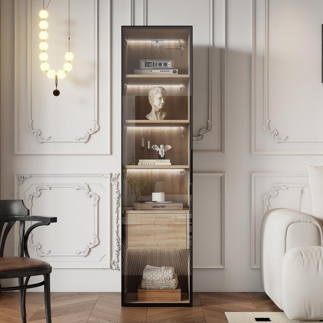 Vitrine mit LED Beleuchtung und Glastueren