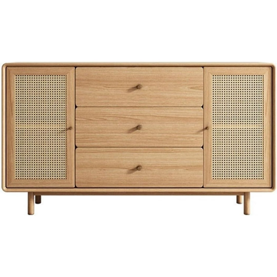 Geflochtene Elemente treffen auf Schubladen an dem Sideboard
