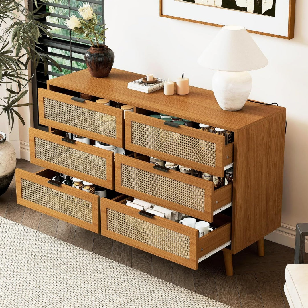 Metallgriffe treffen auf 6 Schubladen an dem Sideboard