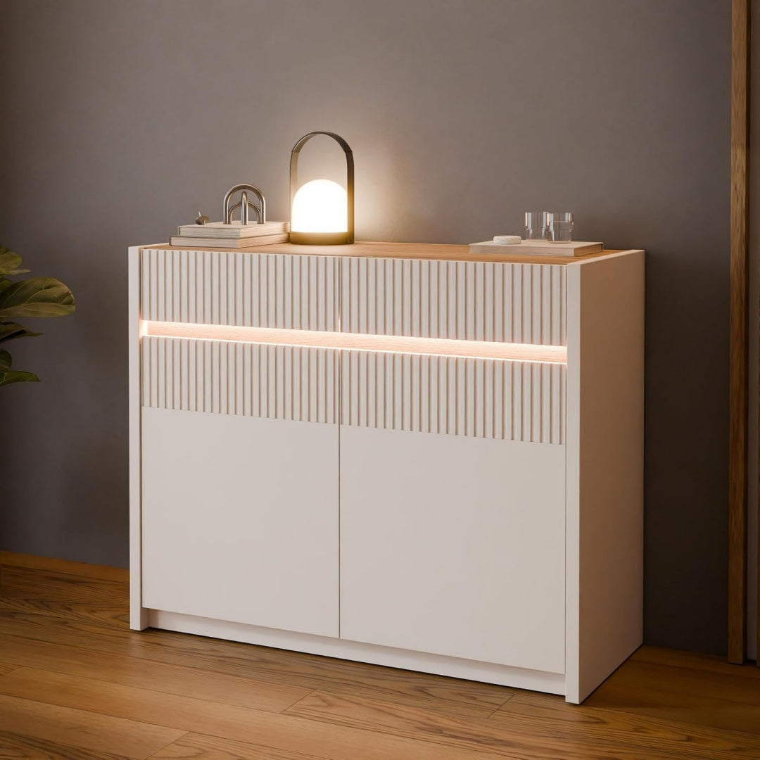 Sideboard verbindet 2 Tueren und strukturierte Fronten
