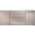 Grifflose Fronten und LED Beleuchtung an dem Sideboard
