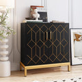 Goldfarbene Griffe treffen auf ein Metallgestell an dem Sideboard