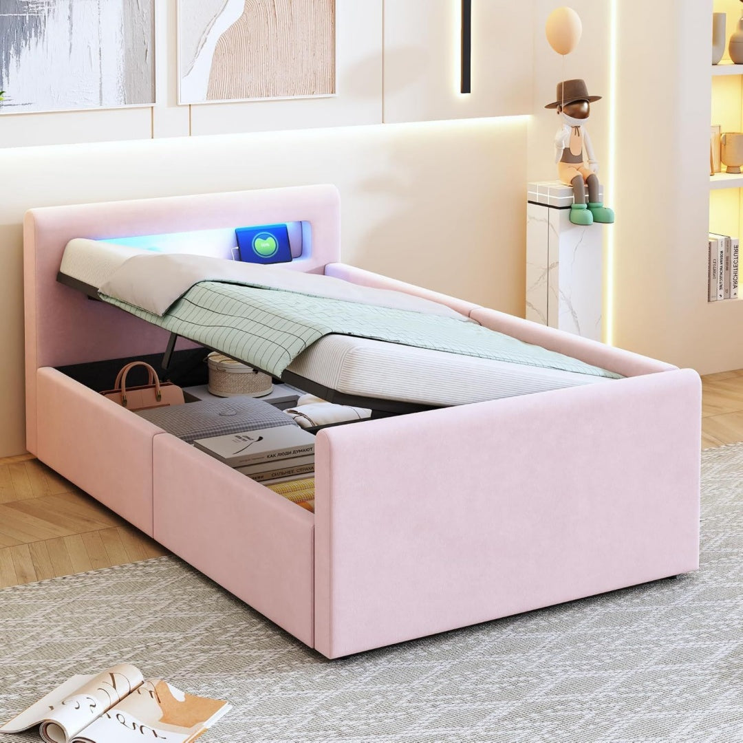 Ein Lattenrost praegt das Bettgestell in Rosa