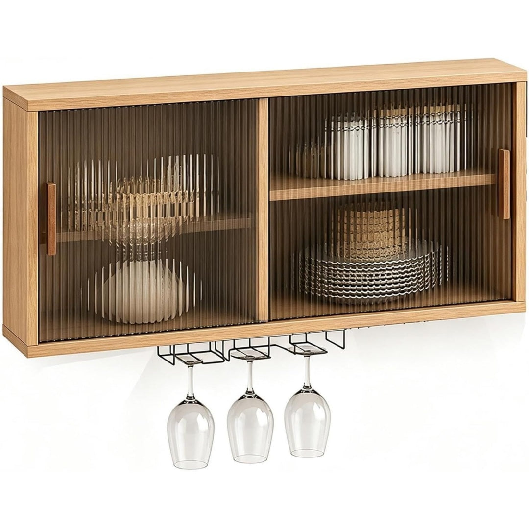 Glastueren treffen auf eine Wandmontage an dem Sideboard