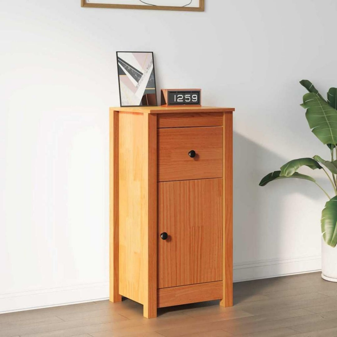 Geschlossener Stauraum an dem Sideboard aus Kiefernholz