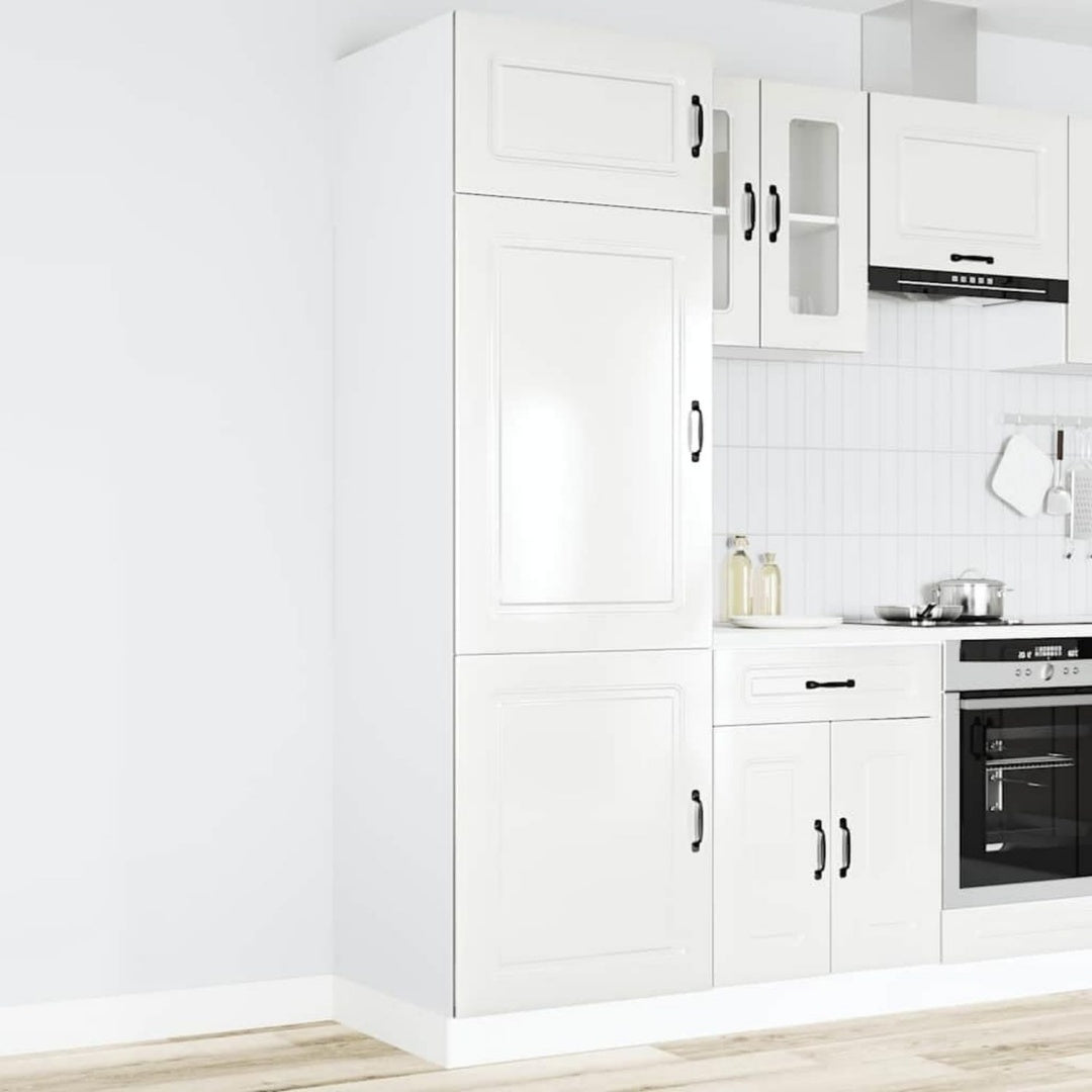 Wandschrank mit glaenzenden Oberflaechen