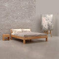 Das Bettgestell nimmt mit 140 x 200 cm Gestalt an