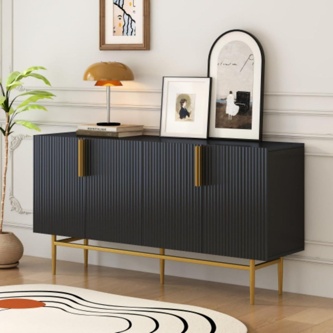 Goldfarbene Griffe und ein Metallgestell an dem Sideboard